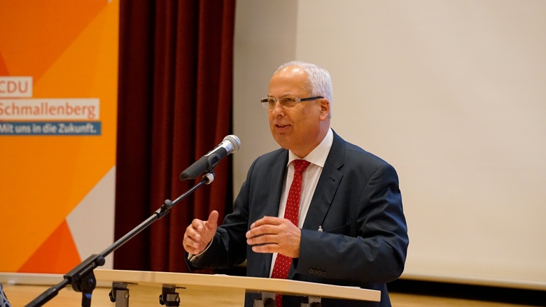 Dr. Schneider bei seinem Grußwort.