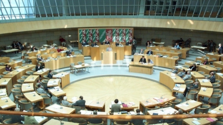 Blick in den Plenarsaal des Landtags in Düsseldorf; eine Aufnahme von unserem letzten Besuch im Jahr 2002 Blick in den Plenarsaal des Landtags in Düsseldorf; eine Aufnahme von unserem letzten Besuch im Jahr 2002