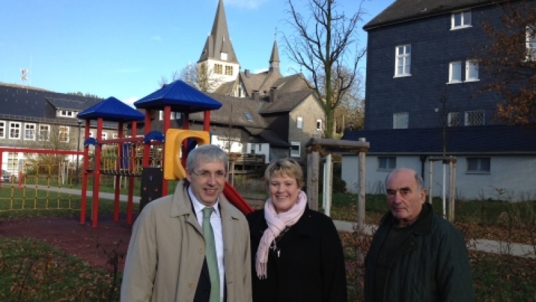Klaus Kaiser MdL, Huberta Sasse (CDU-Ortsverband Fleckenberg) und Alfred Schmidt (Ortsvorsteher Fleckenberg) Klaus Kaiser MdL, Huberta Sasse (CDU-Ortsverband Fleckenberg) und Alfred Schmidt (Ortsvorsteher Fleckenberg)