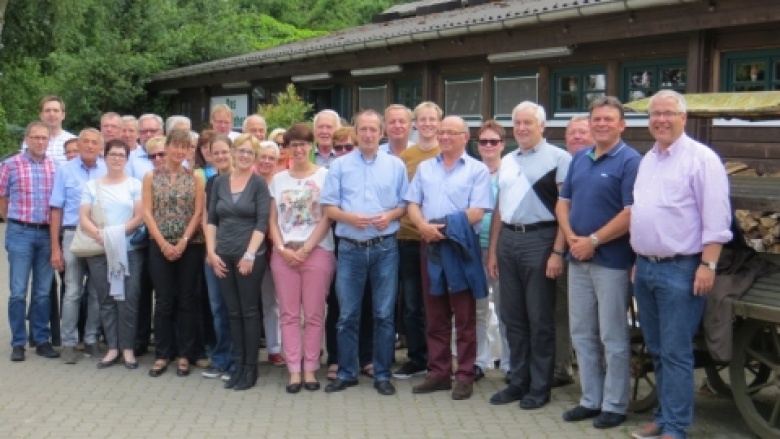 Gruppenbild der Teilnehmer der CDU-Fahrt mit Oliver Wittke MdB (Mitte) in Gelsenkirchen-Resse