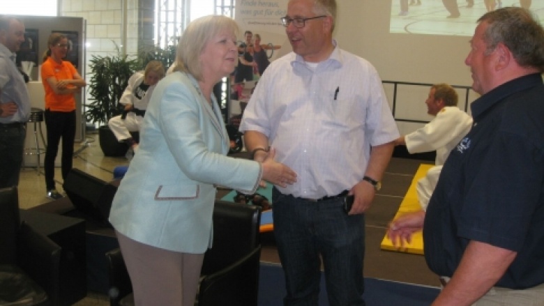 Ministerpräsidentin Hannelore Kraft mit Hans-Georg Bette und Alfons Brüggemann in der Bürgerhalle des Landtags