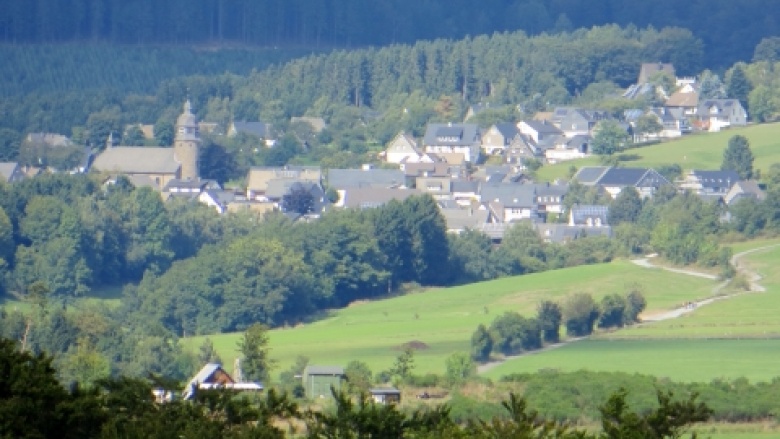Blick von der Almert auf Holthausen: einer von über 80 Orten unter 2.000 Einwohnern in unserer Stadt Blick von der Almert auf Holthausen: einer von über 80 Orten unter 2.000 Einwohnern in unserer Stadt