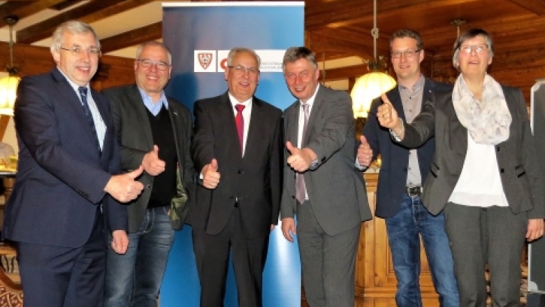 Klaus Kaiser MdL, Hans-Georg Bette (CDU-Stadtverband), Landrat Dr. Karl Schneider, Generalsekretär Bodo Löttgen, Andreas Schulte und Dörte Pape (CDU-Ortsverband Oberkirchen)