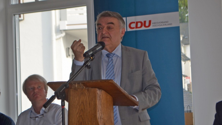 NRW Innenminister Reuel während seines Vortrages.