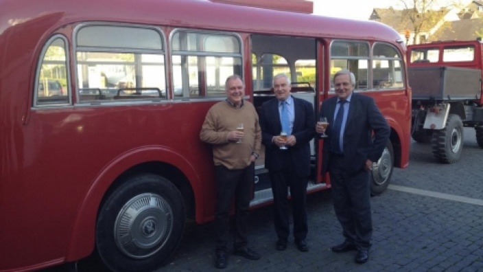 Stadtvertreter Manfred Ochsenfeld zum Abschied aus dem Rat mit historischem Busanhänger abgeholt