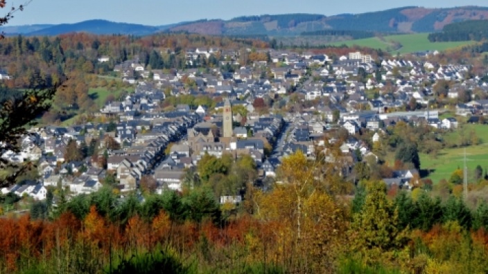 Die Kernstadt Schmallenberg im Herbst 2014 (Foto: Hans-Georg Bette); Schmallenberger Kommunalpolitik fasst in den nächsten Wochen wichtige Beschlüsse für das Jahr 2015